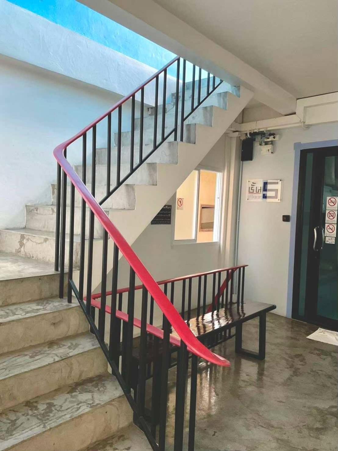 The Port Hostel Surat Thani Exterior foto