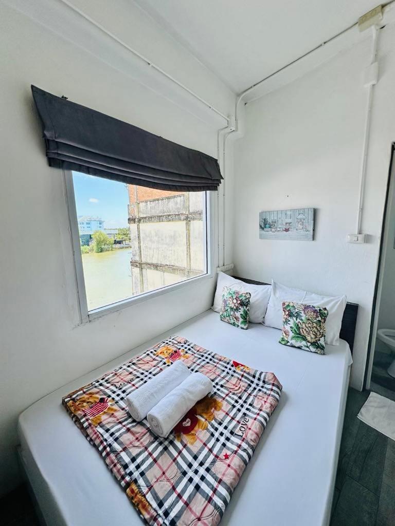 The Port Hostel Surat Thani Exterior foto